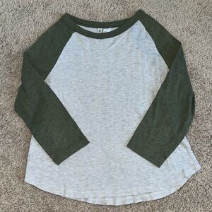 Divided by H&M women’s M evergreen and light gray 3/4 sleeve top